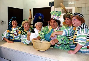Les Dawson Comedian with The Roly Polys'in the kitchen