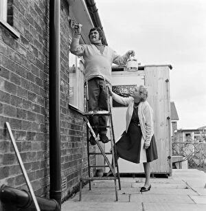 01521 Collection: Les Dawson lends a hand at his mother-in-laws house in Unsworth, near Bury