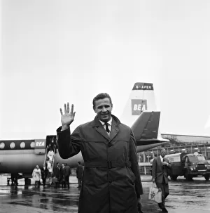 01187 Prints: Lev Yashin, Dynamo Moscow and Soviet Union Goalkeeper arrives at Manchester Ringway