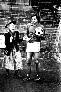 00458 Prints: Lib - Football legend George Best giving actress Gudrun Ure some footballing tips during