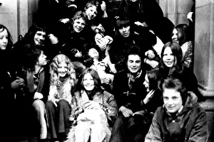 Lib - These teenage David Bowie fans queue in pouring rain for tickets for his concert