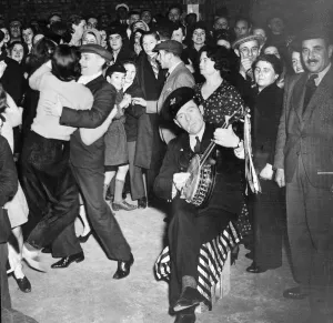 00074 Prints: Life goes on as normal for residents of Kent who take cover from the German air raids in