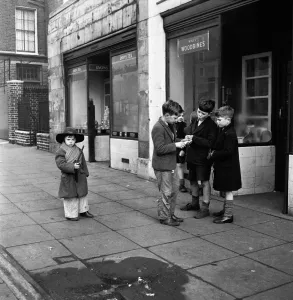 00484 Prints: Life in the Mirror Our Gang. 19th January 1954 A gang of boys plot todays agenda of