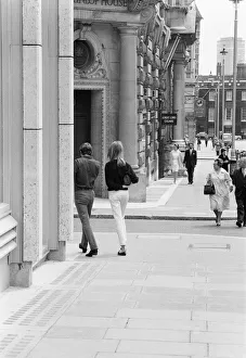01110 Prints: Life at the Top, 1965 film, on location filming around The Economist building in St James