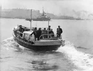 01511 Prints: The lifeboat Sir James Knott returns to Cullercoats from North Shields after
