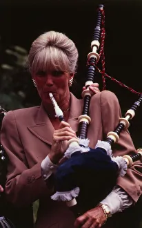 Linda Evans actress July 1985 playing bagpipes in Edinburgh