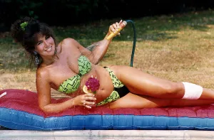 Linda Lusardi Model / TV Presenter cools off in today