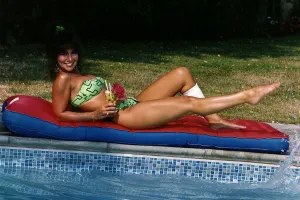 Linda Lusardi Model / TV Presenter laying on lilo beside pool August 1990