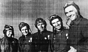 01439 Prints: A line up of Soviet Air Force pilots who destroyed 17 enemy planes of the German