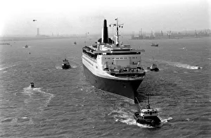 Tugs Prints: The liner QE2 departs from Southampton to take British soldiers off to war in