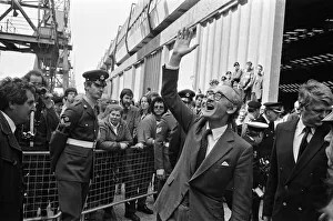 01280 Prints: The liner QE2 departs from Southampton to take British soldiers off to war in