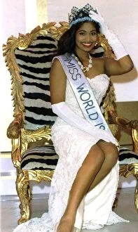 00110 Collection: Lisa Hanna, Miss Jamaica, celebrates after being named Miss World 1993 following