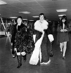 00034 Prints: Lisa Minelli today left Heathrow Airport for Paris where she will be appearing in a