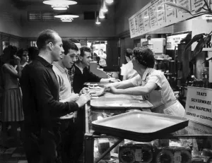 Serving Prints: Liverpool FC players try the local cuisine in New York & order a meal at a cafe near