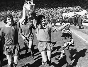 01099 Prints: Liverpool Football team celebrate winning their 8th League championship title after a