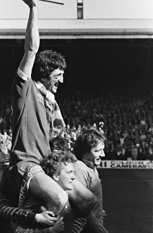 01098 Prints: Liverpool Football team celebrate winning the League title after defeating Aston Villa