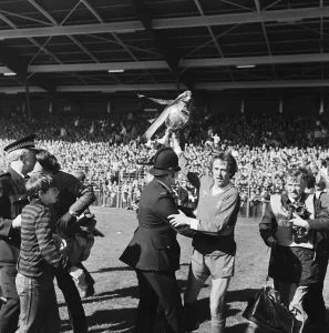01098 Prints: Liverpool Football team celebrate winning the League title after defeating Aston Villa