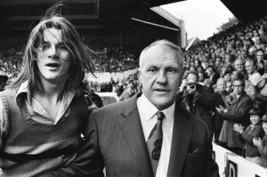 00539 Prints: Former Liverpool manager Bill Shankly salutes the Liverpool fans as he walks around