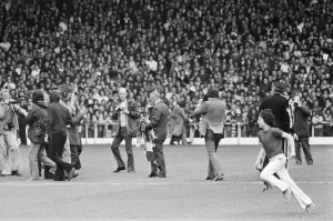 00539 Prints: Former Liverpool manager Bill Shankly salutes the Liverpool fans as he walks around