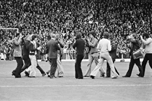 00539 Prints: Former Liverpool manager Bill Shankly salutes the Liverpool fans as he walks around