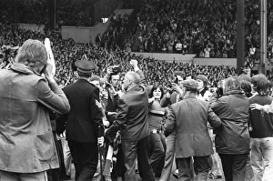 00539 Prints: Former Liverpool manager Bill Shankly salutes the Liverpool fans as he walks around