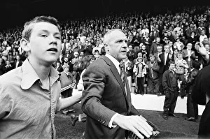 00539 Prints: Former Liverpool manager Bill Shankly salutes the Liverpool fans as he walks around