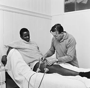 00539 Collection: Liverpool team trainer Bob Paisley tends to William Louther