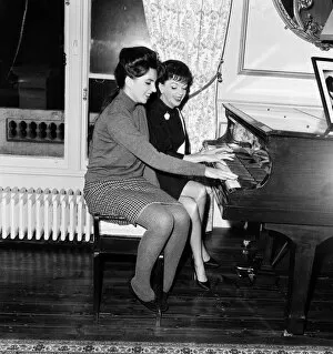 01464 Collection: Liza Minnelli, 18, is pictured with her mother Judy Garland, 42