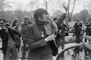 01127 Prints: Liza Minnelli, actor and singer, pictured at The Dorchester Hotel in London