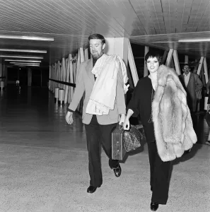 01140 Prints: Liza Minnelli and her new husband Jack Haley Jr arrive at Heathrow to finish off their