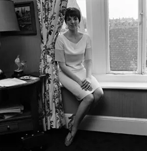 01141 Collection: Liza Minnelli pictured at her flat in Chelsea. 5th May 1966