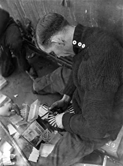 00035 Prints: Loading amunition for a Lewis Gun. February 1940 P012259