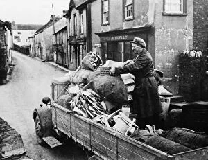 01224 Collection: Local resident loads his possessions on to a lorry prior to evacuation