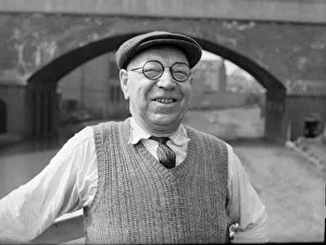 Spectacles Prints: Lock keeper William Fradley has spent most of his 63 years on the canals Working narow