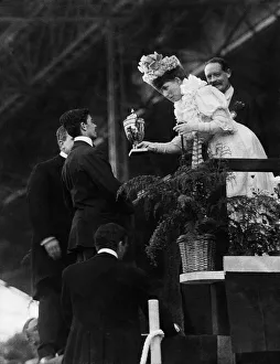 Actions Prints: London 1908 Olympic Games Dorando Pietri receives a consolation gold cup from Queen