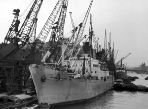 Marine Prints: London Dockers rescue 3 Polish stowaways from the hold of Polish ship