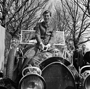 00907 Prints: The London Easter Parade is sponsored by the London Tourist Board