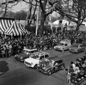 00907 Prints: The London Easter Parade is sponsored by the London Tourist Board