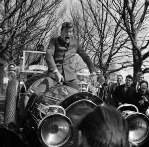 00907 Prints: The London Easter Parade is sponsored by the London Tourist Board