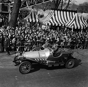 00907 Prints: The London Easter Parade is sponsored by the London Tourist Board
