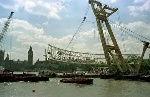Images Dated 15th June 1999: London Eye Wheel Construction work June 1999. First section is put in place
