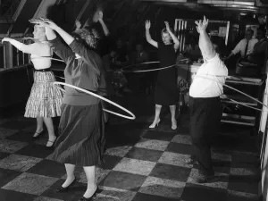 London office workers spent their lunch break learning to hula hoop as the new craze hits