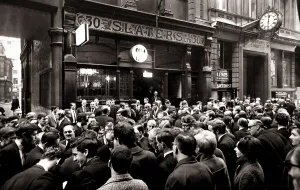London Stock Exchange Busy men dealing the the buying and selling of shares
