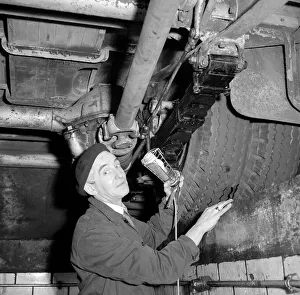 00177 Prints: London Transport mechanics seen here checking the tyres of a Leyland bus