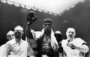 London v. Davila: Roberto Davila with his arm raised after beating Brian London in