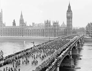 00112 Prints: London victory march. Passing over Westminster Bridge with the Houses of Parliament in