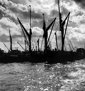 00089 Prints: London Views Thames River 1945-1950 Barges & ships at the pool Circa 1947