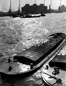 00089 Prints: London Views Thames River November 1938 Grain Barge waiting to be unloaded