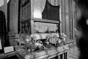 Images Dated 5th September 1974: London: Westminster Abbey: Stone of Scone back in its place under coronation chair in