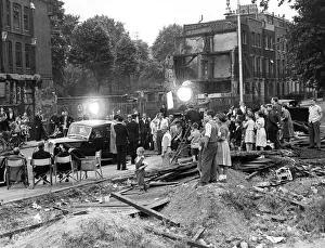 00087 Prints: Londoners had a glimpse of a film in the making when this afternoon scenes in the film